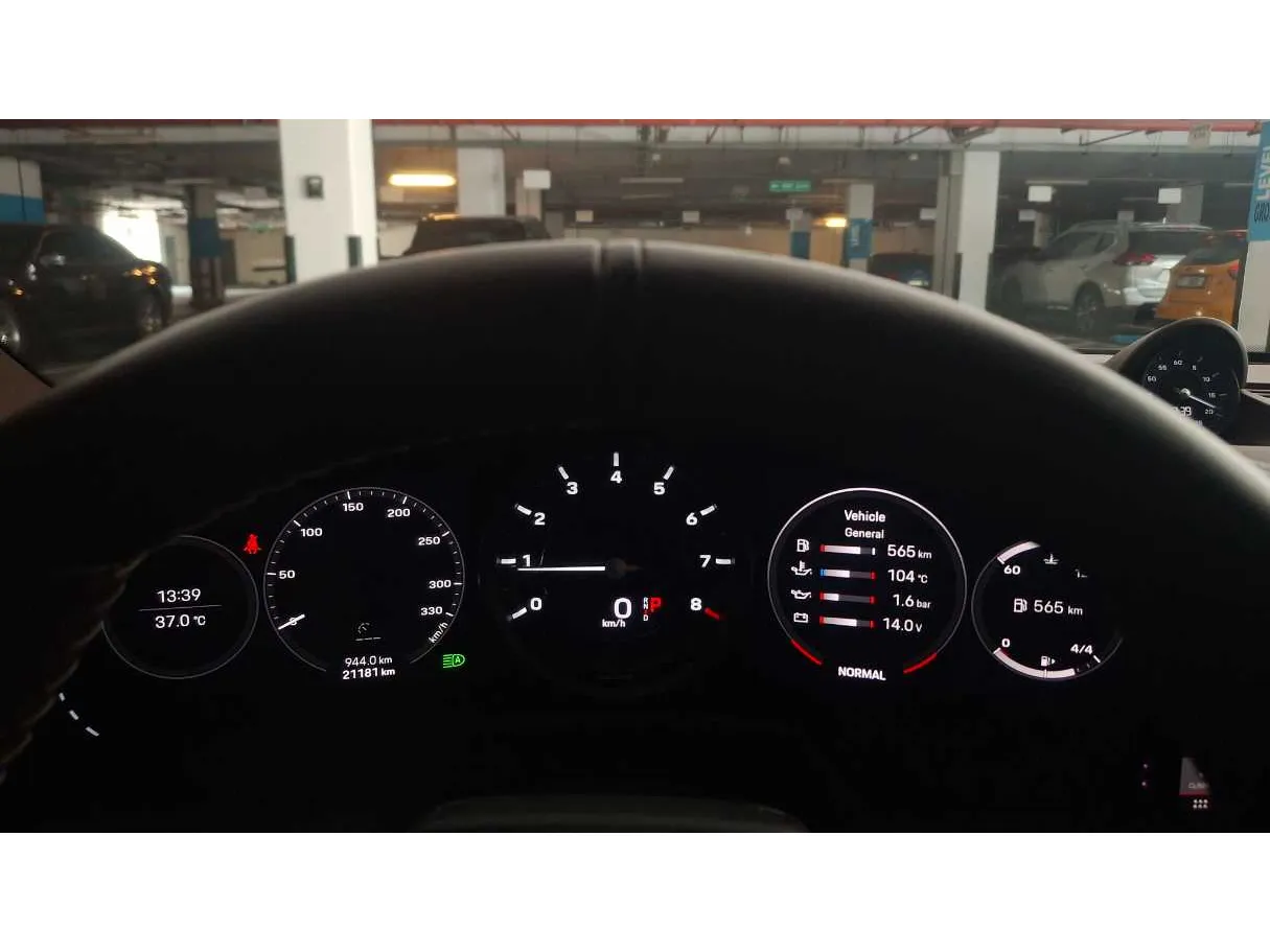 Car image 9
