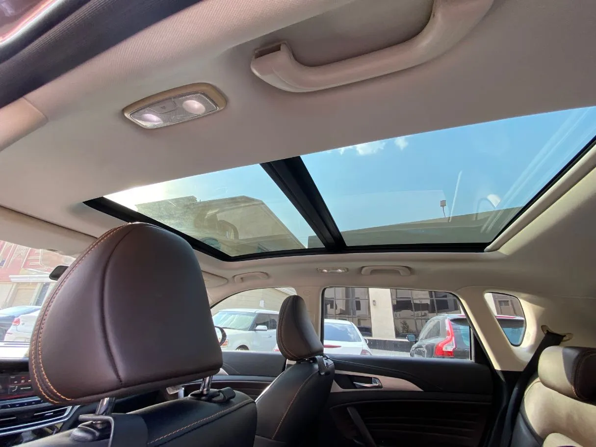 Car image 14
