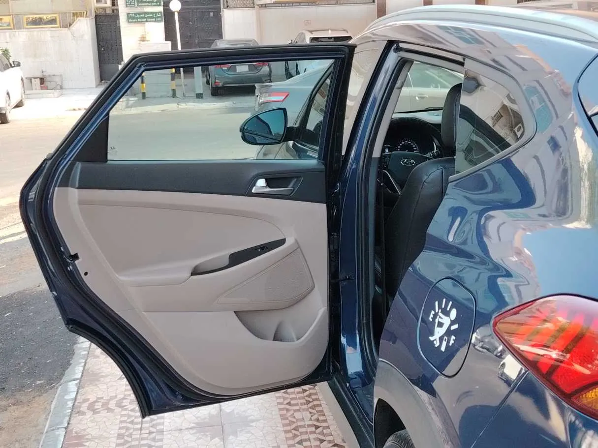 Car image 14