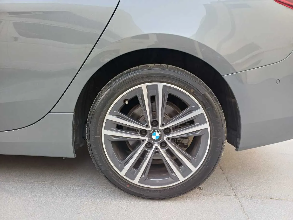 Car image 9