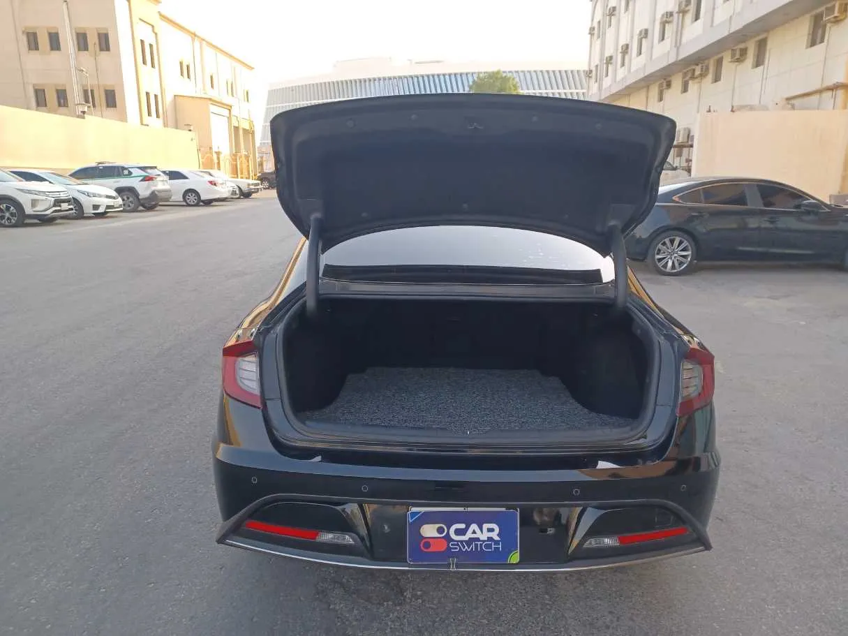 Car image 19