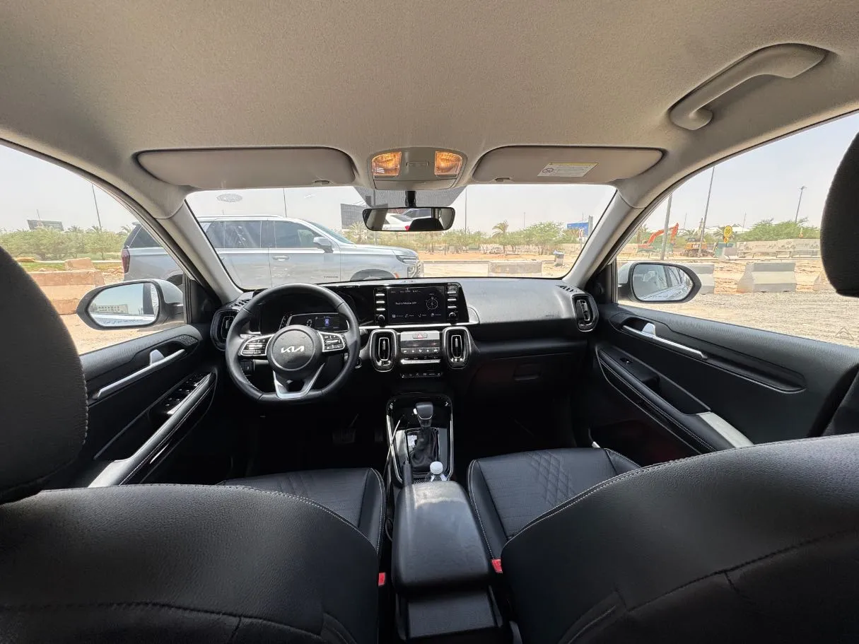 Car image 14