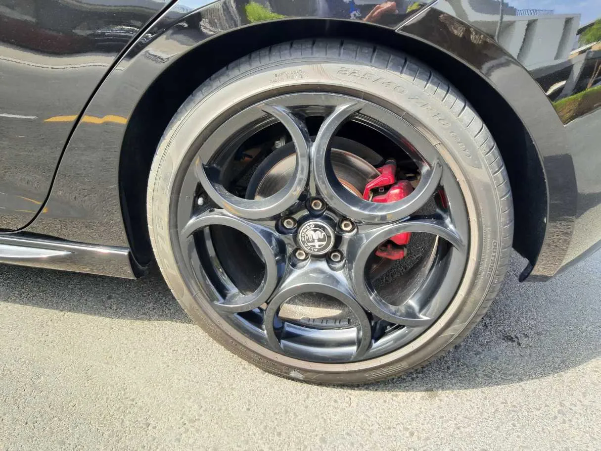 Car image 9