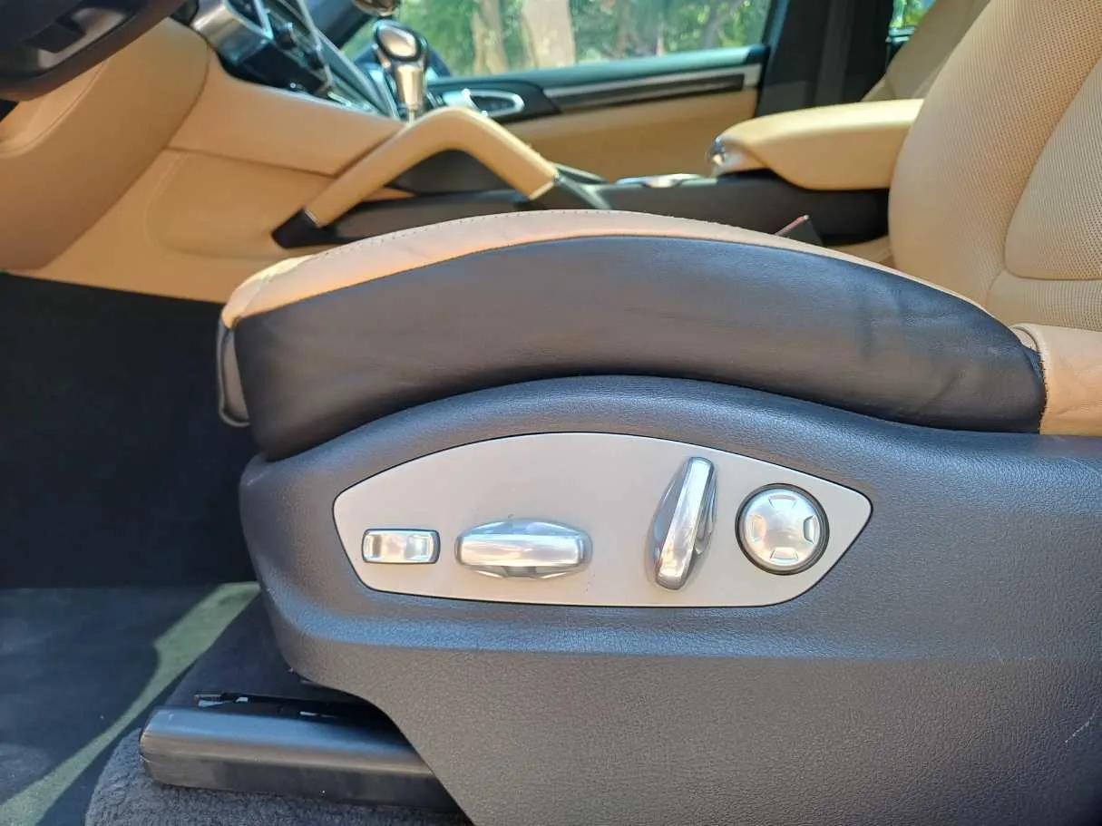 Car image 20