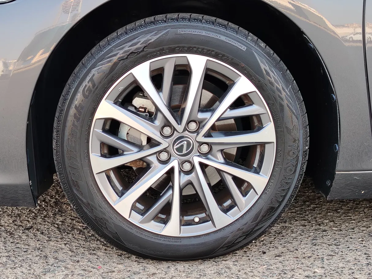 Car image 10
