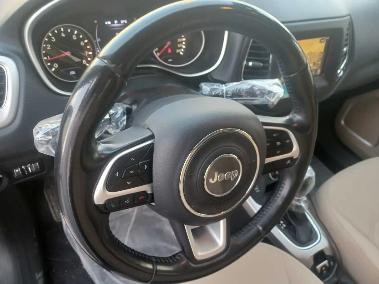 Car image 19