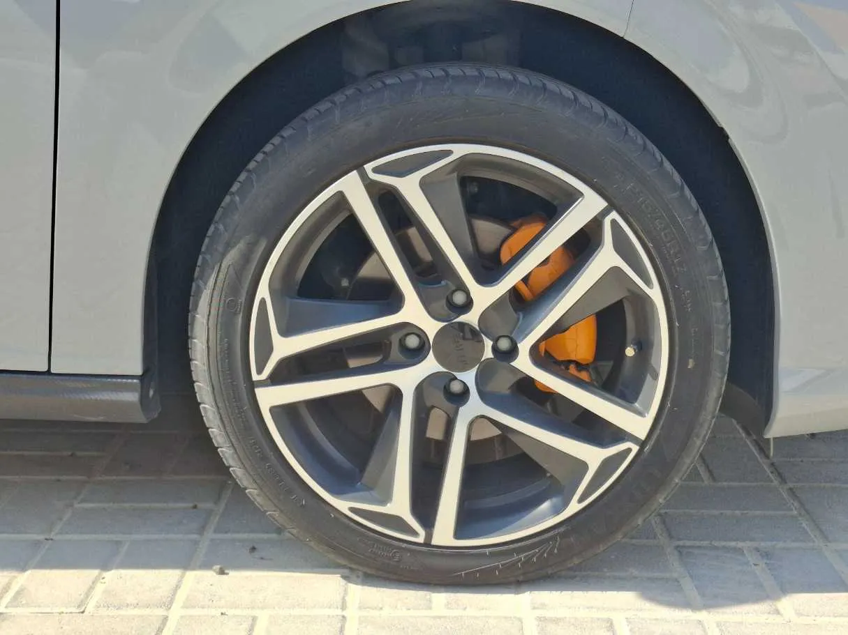 Car image 9
