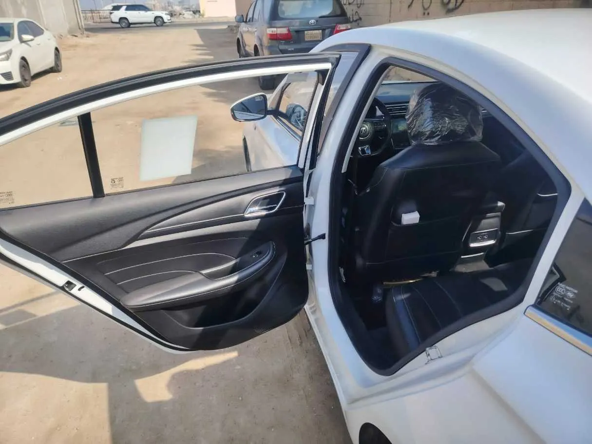 Car image 15