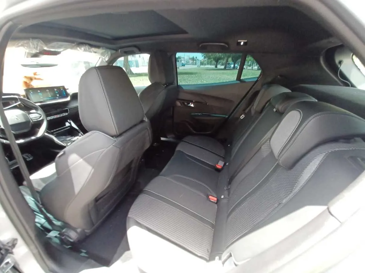 Car image 14