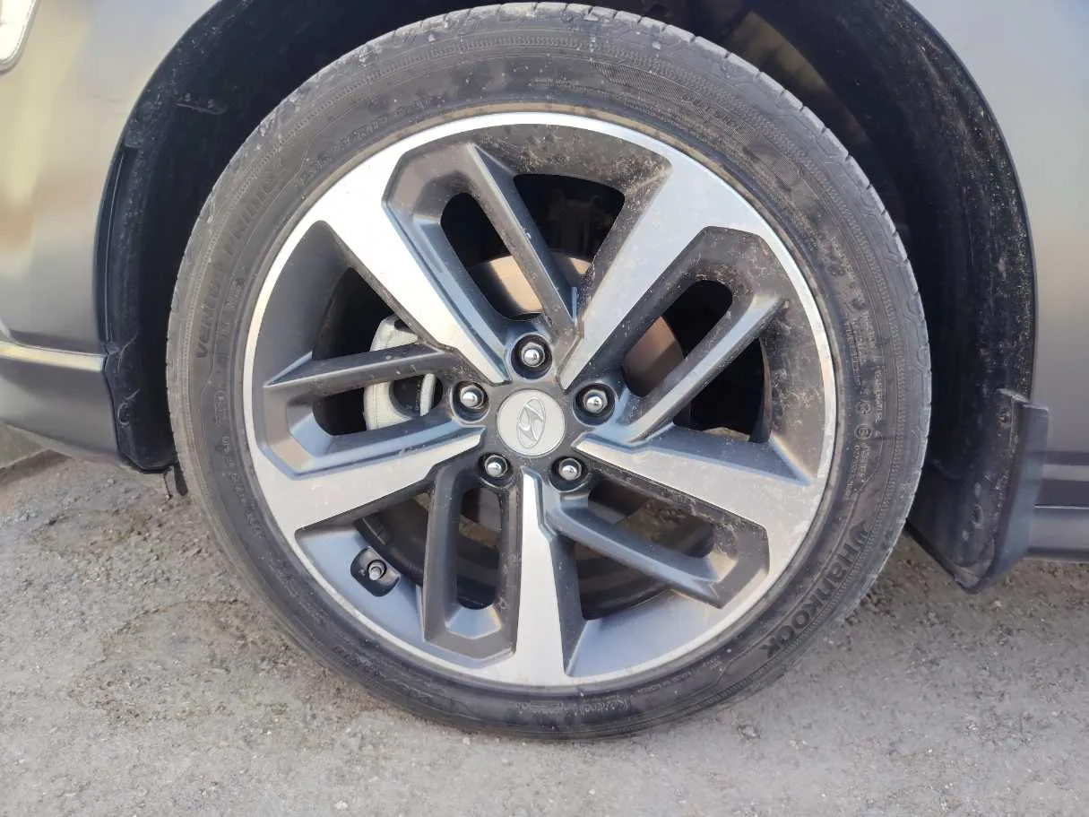 Car image 10
