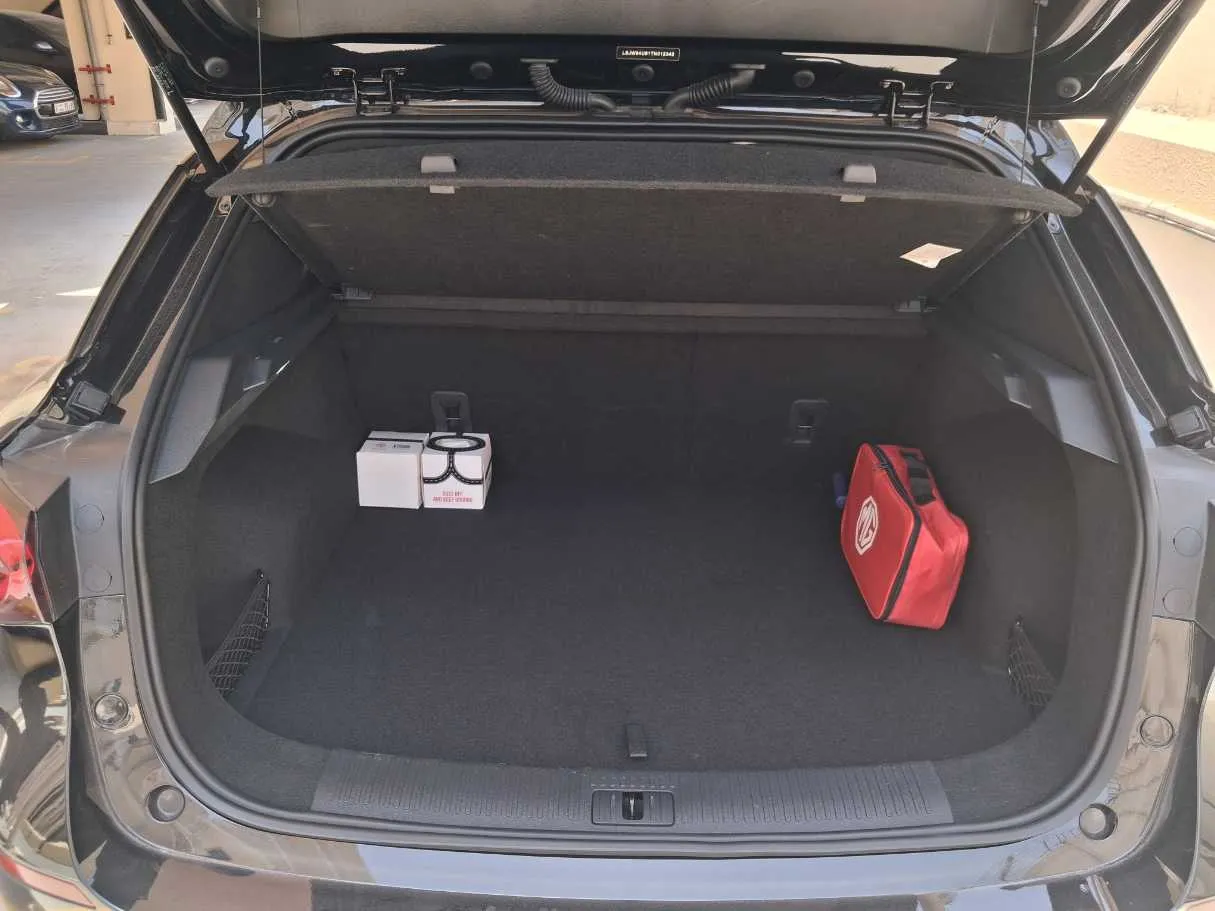 Car image 16