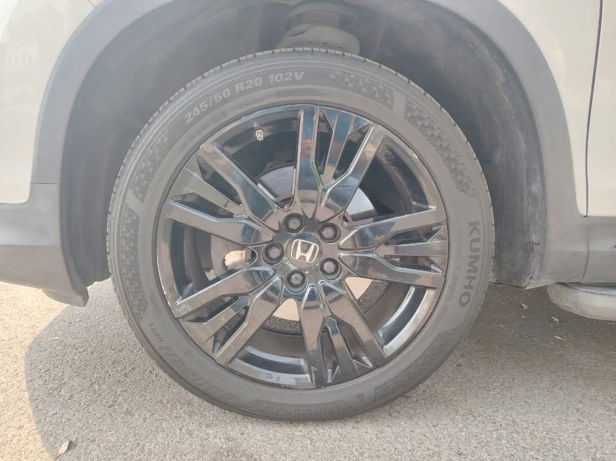 Car image 9