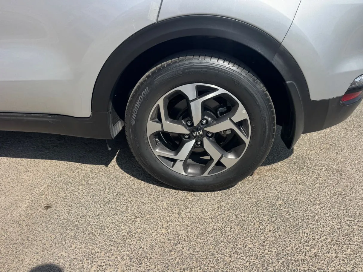 Car image 9