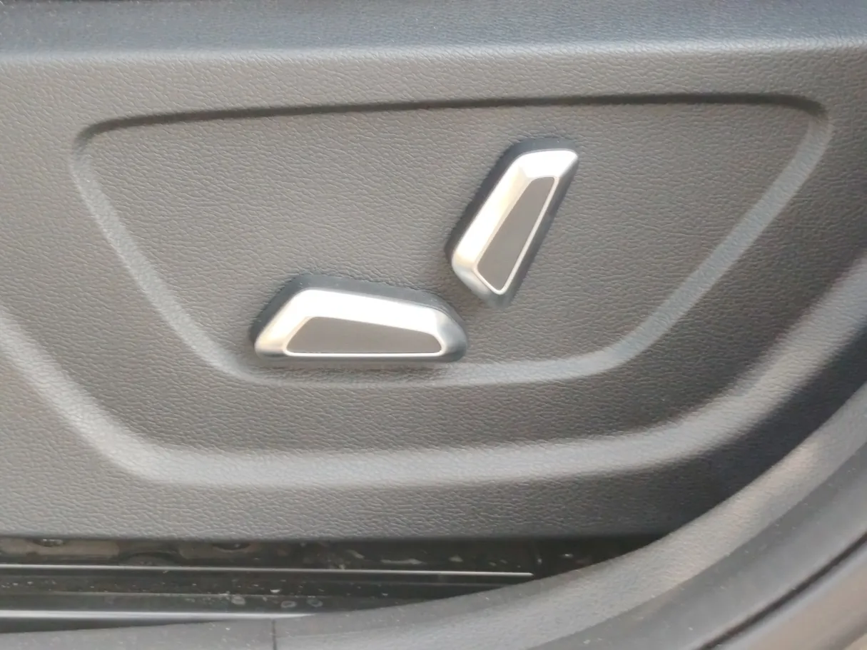 Car image 34