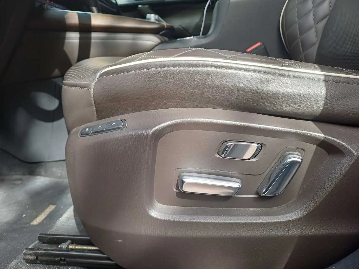 Car image 25