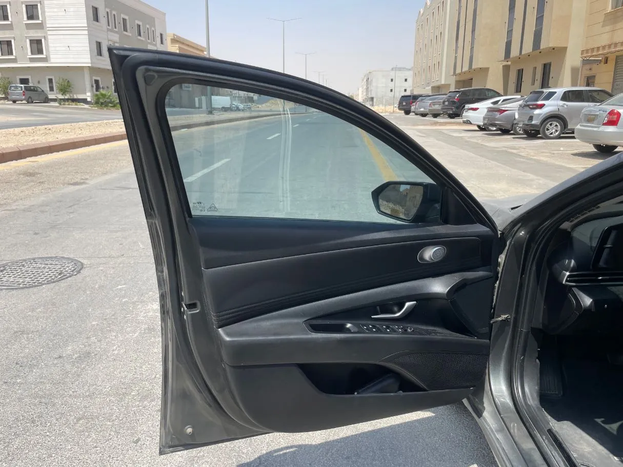 Car image 10
