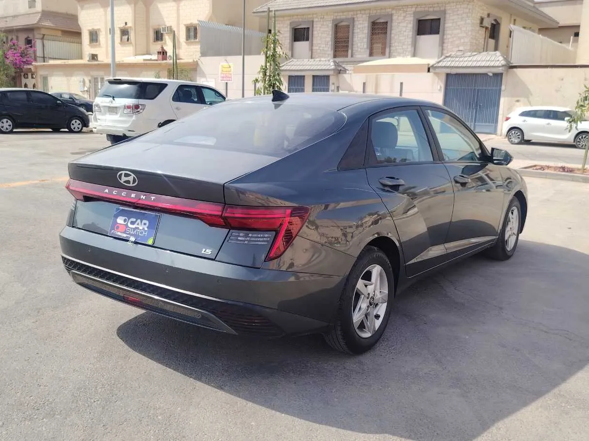 Car image 5