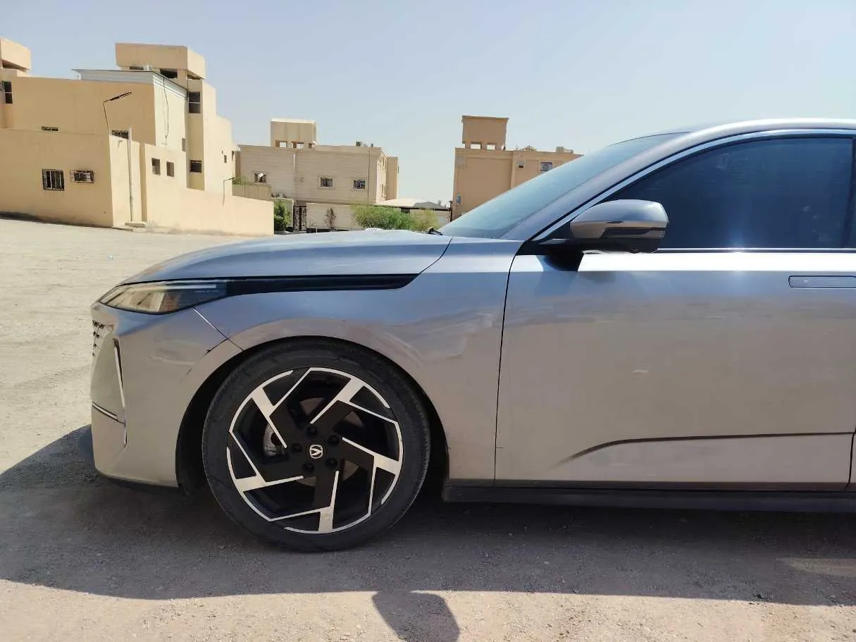 Car image 9