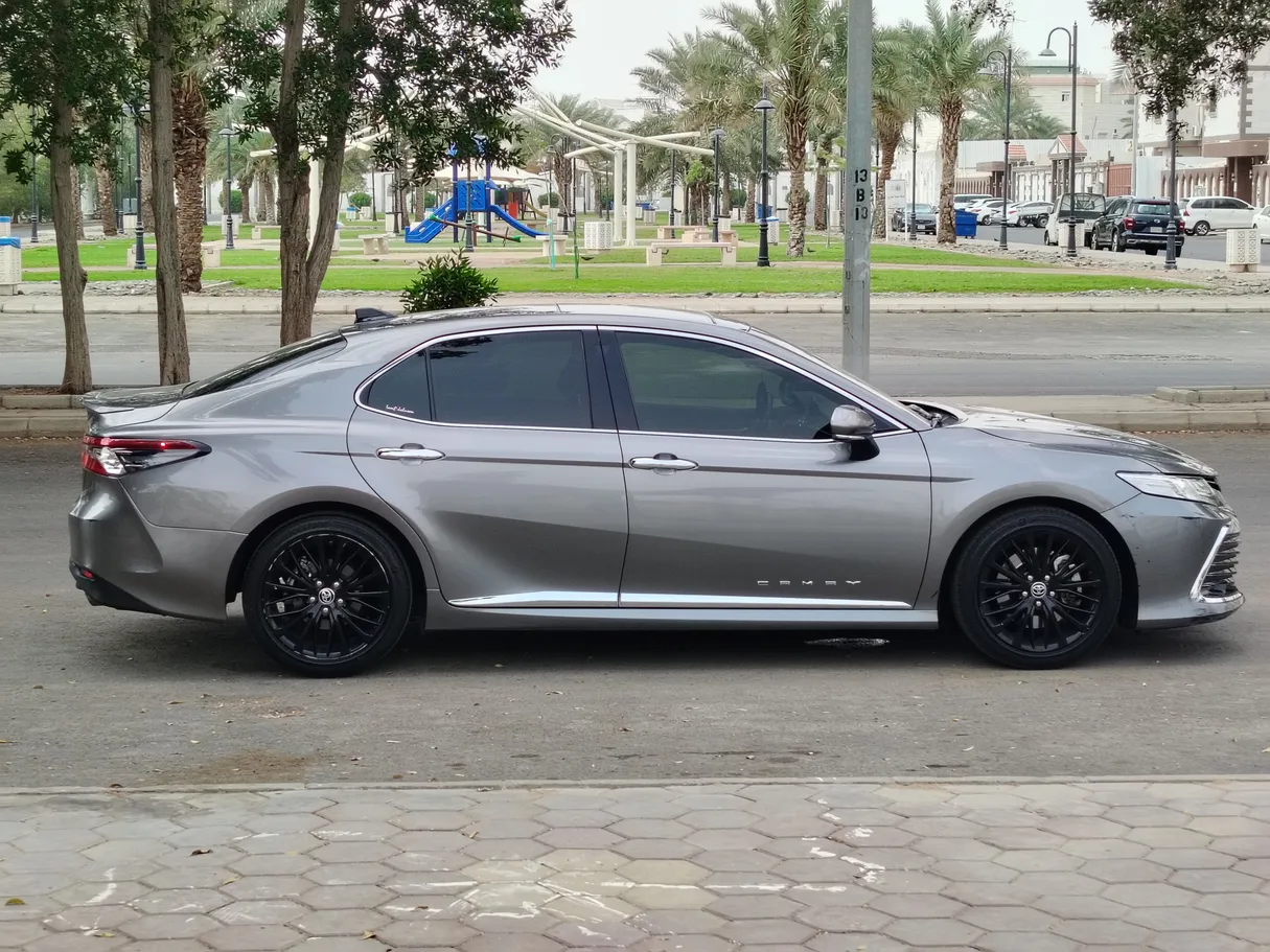 Car image 4