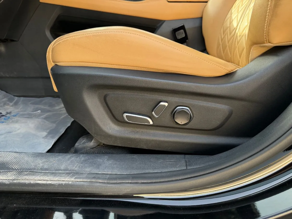 Car image 25