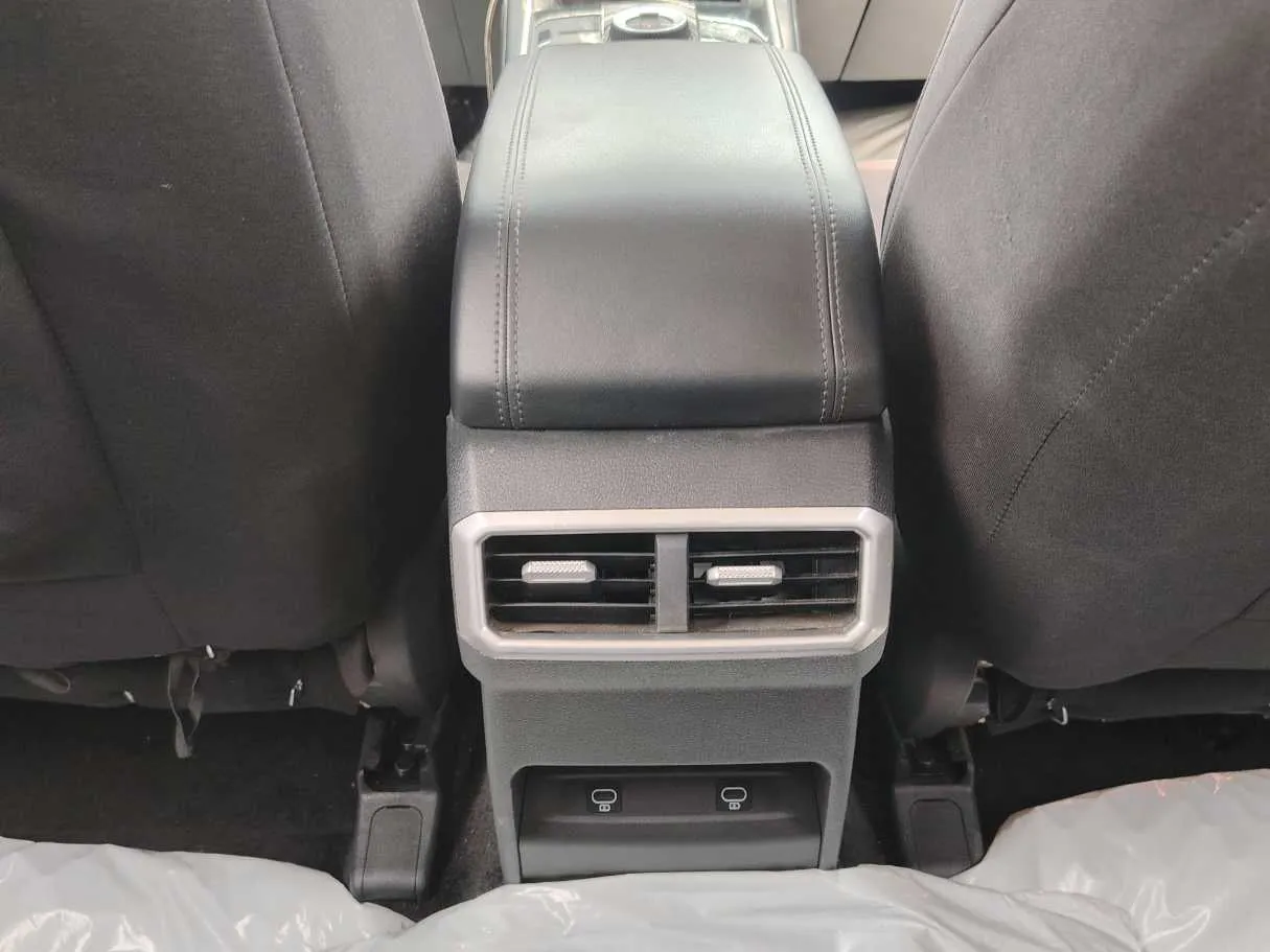 Car image 28