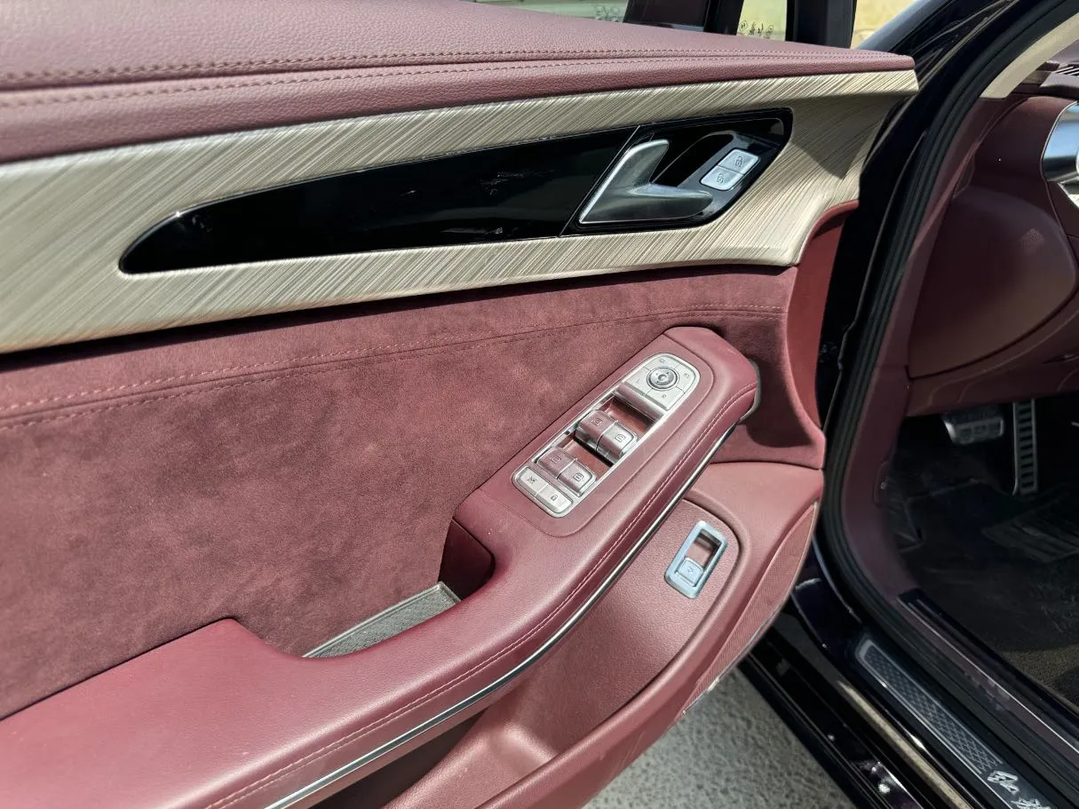 Car image 26
