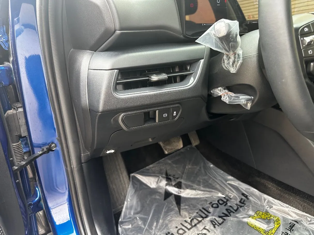 Car image 25