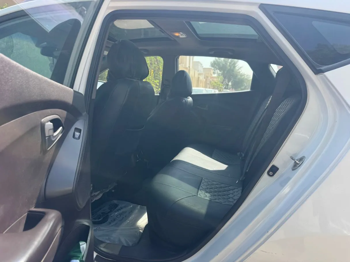 Car image 13
