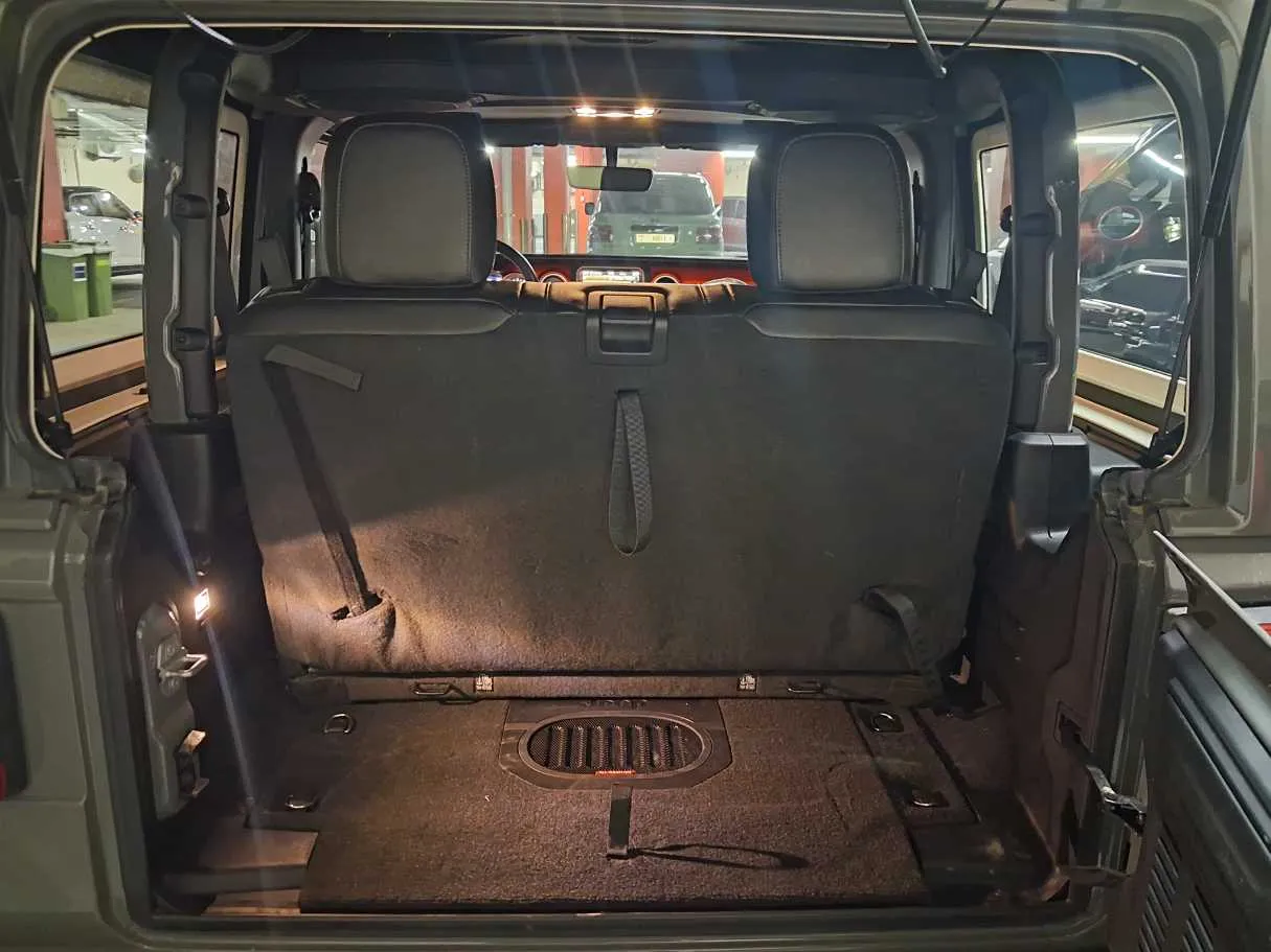 Car image 20