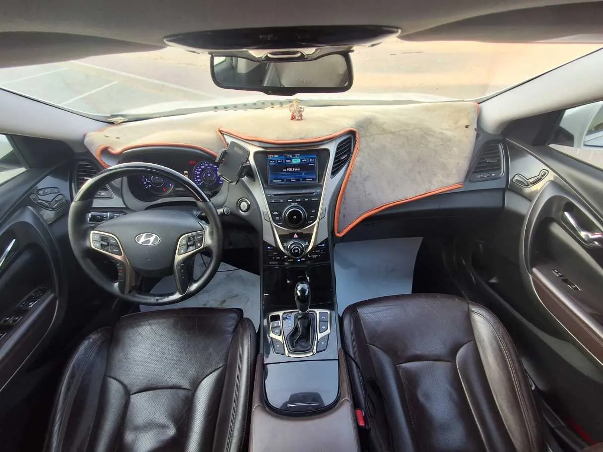 Car image 14