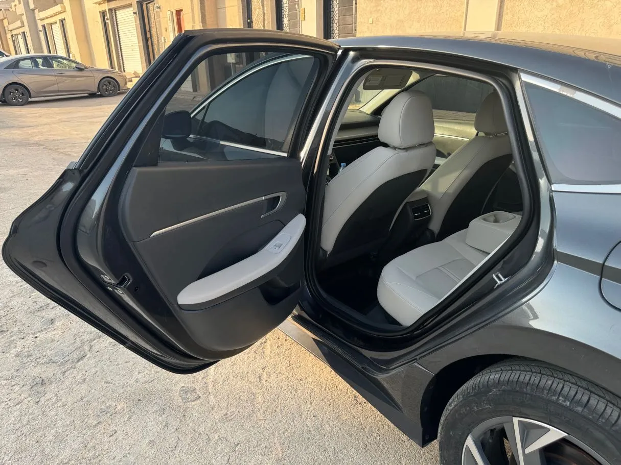 Car image 13