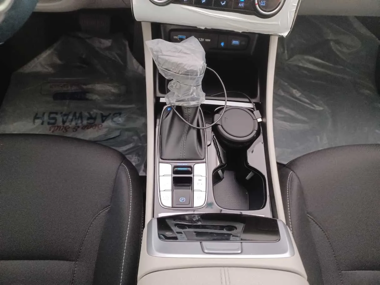 Car image 14