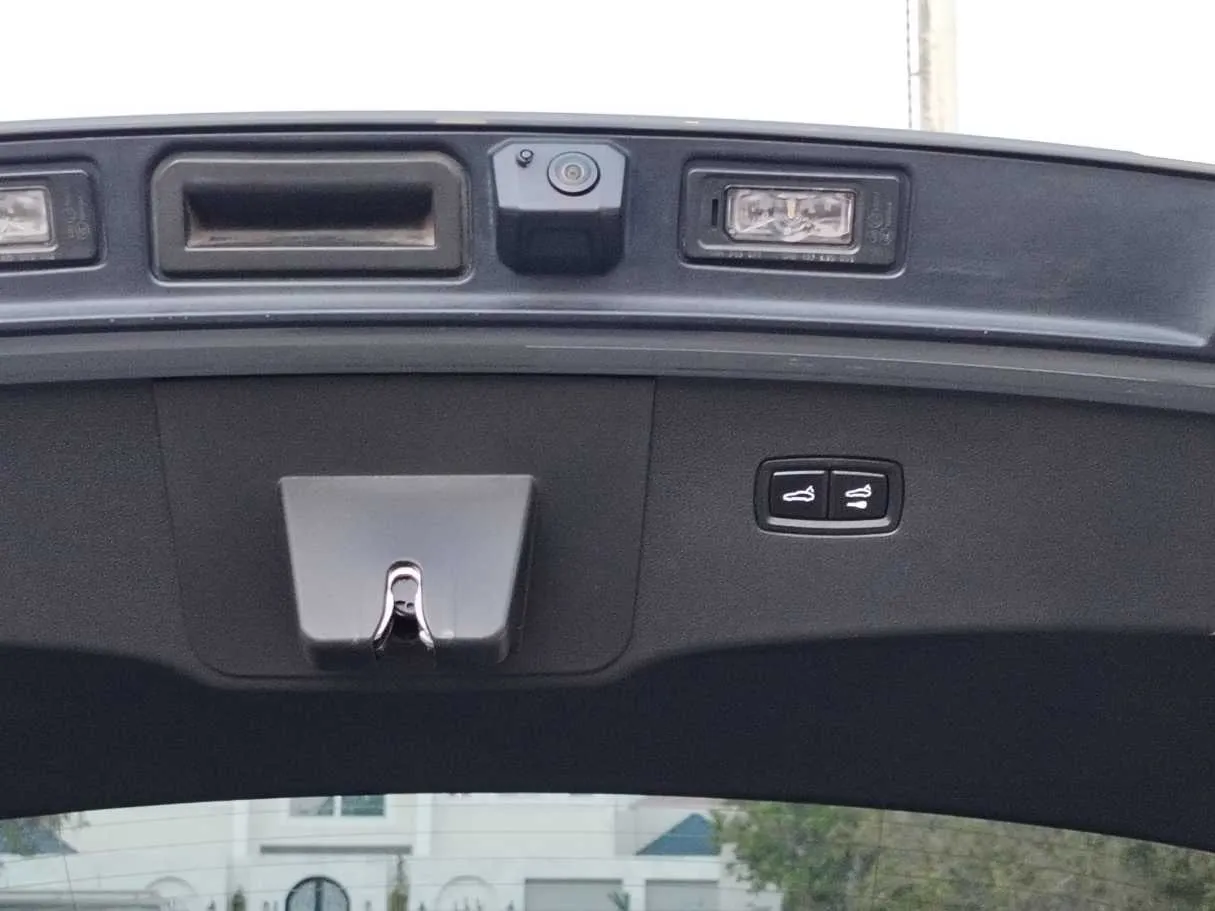 Car image 32