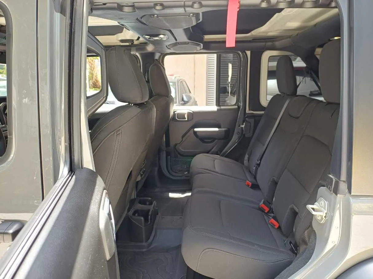 Car image 13