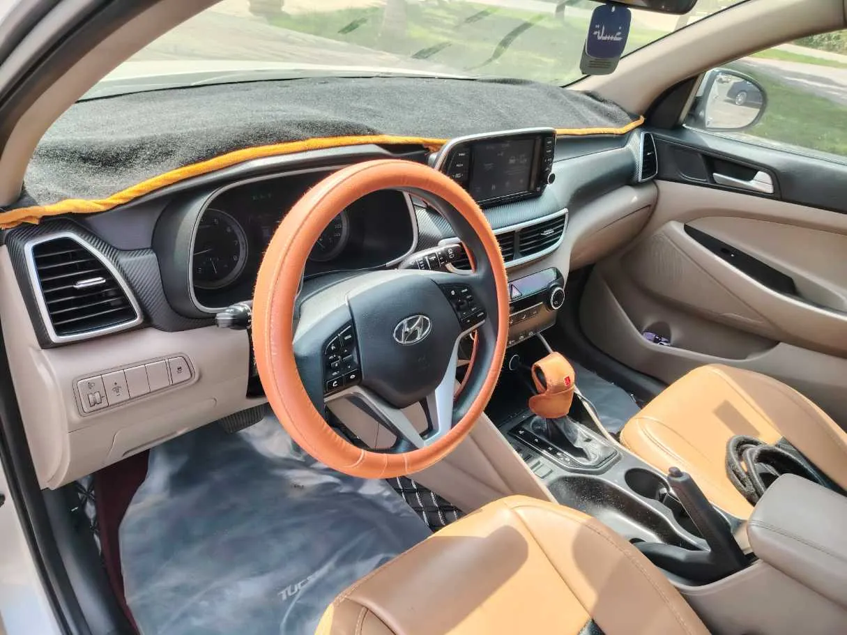 Car image 12