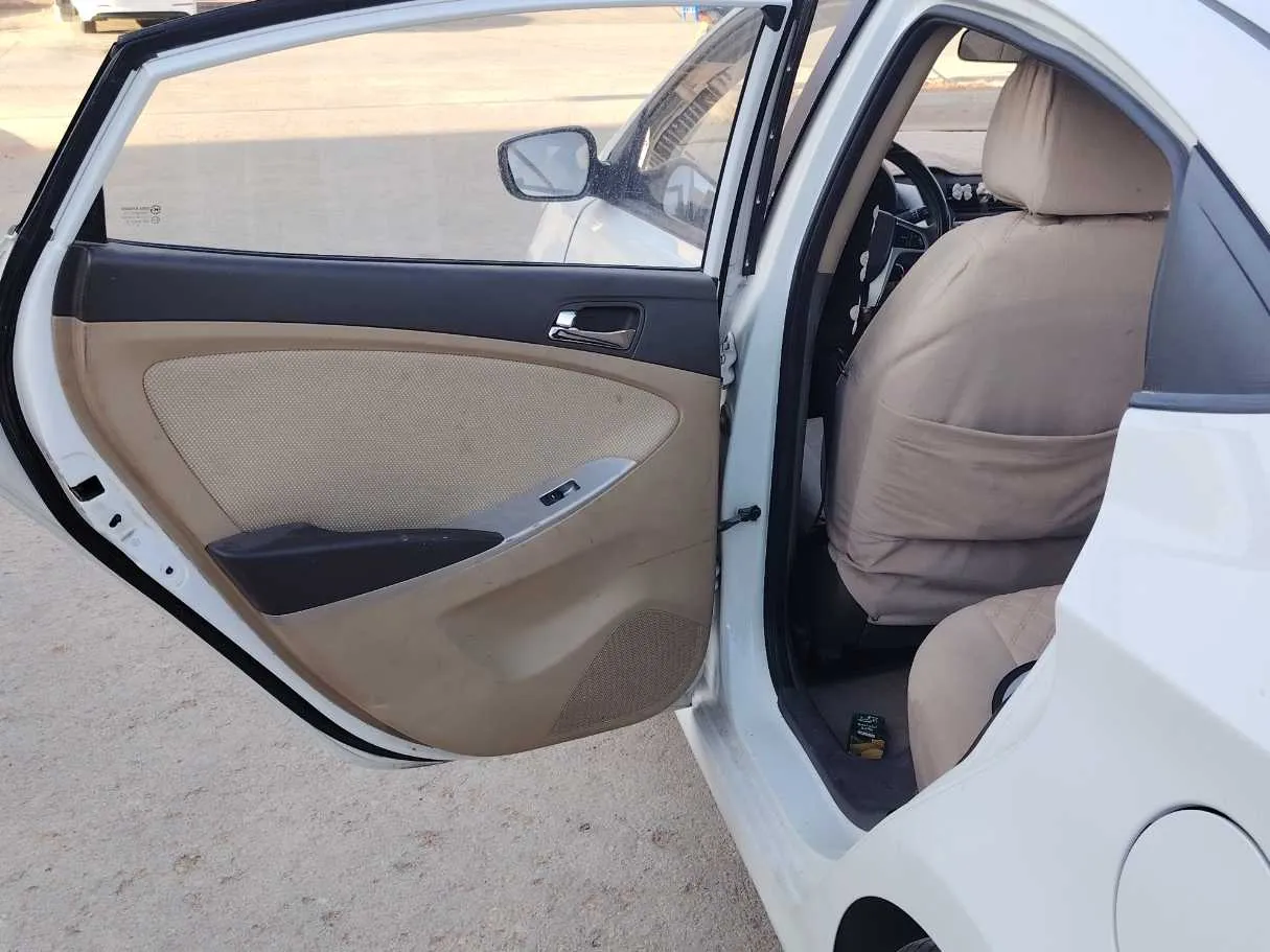 Car image 15