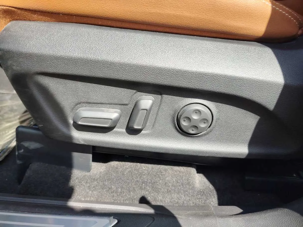 Car image 34