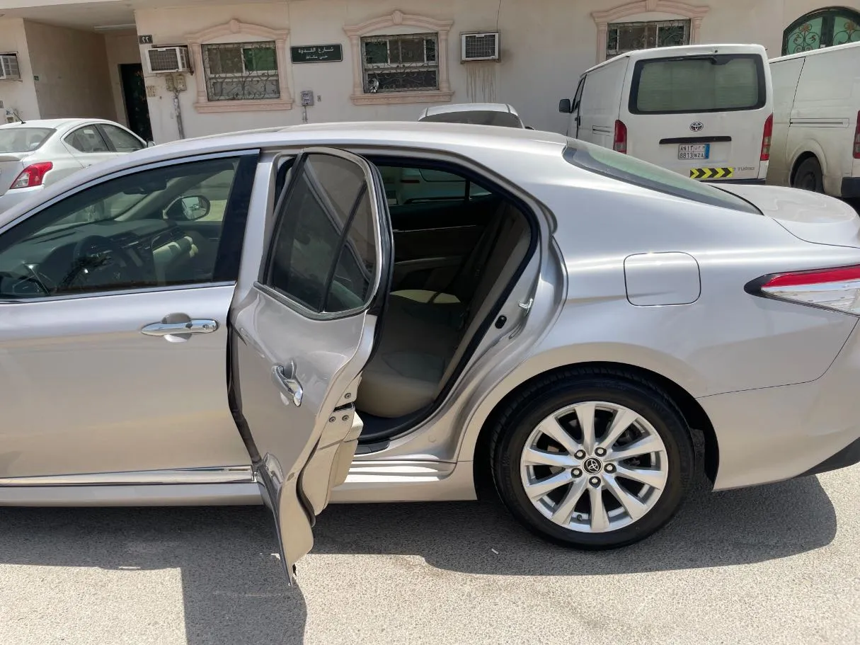 Car image 14