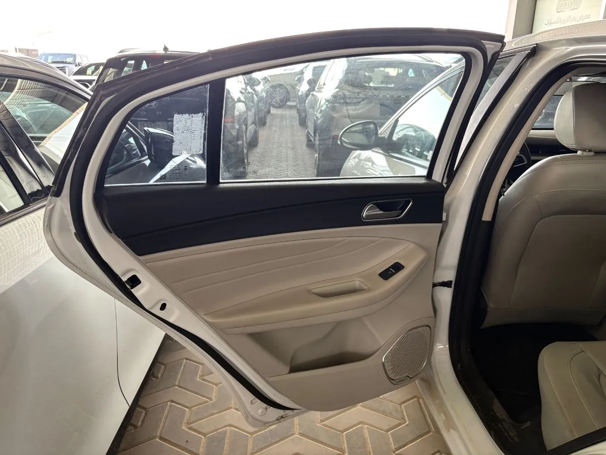 Car image 15