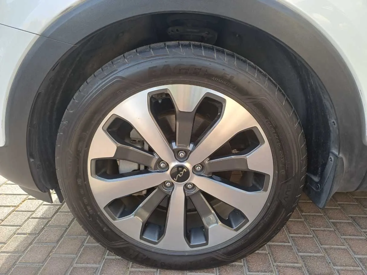 Car image 9