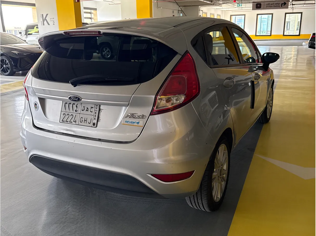 Car image 4