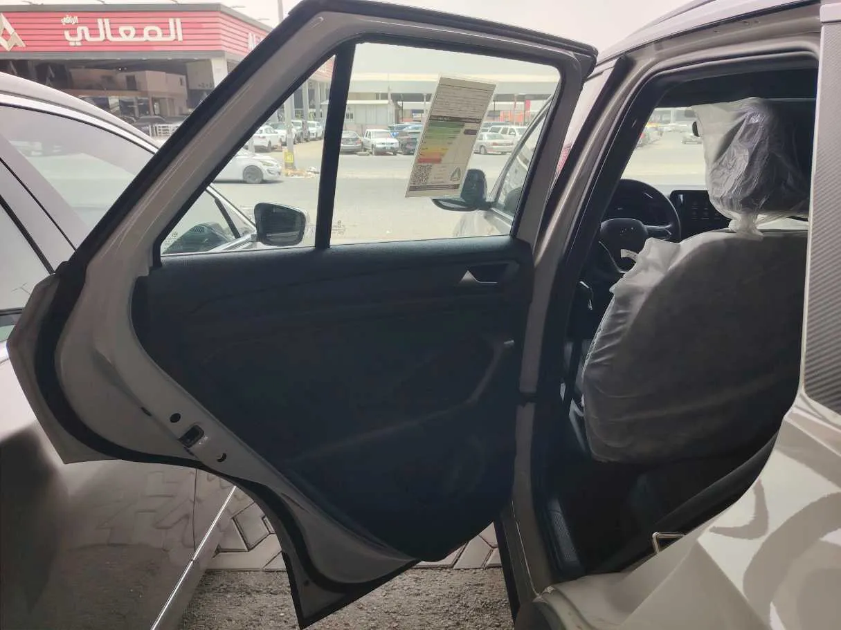 Car image 18