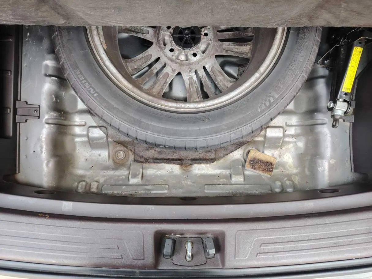 Car image 30