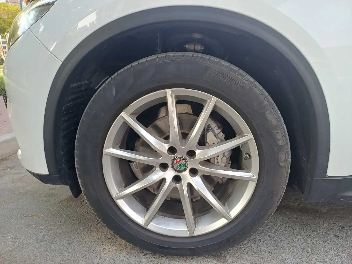 Car image 9