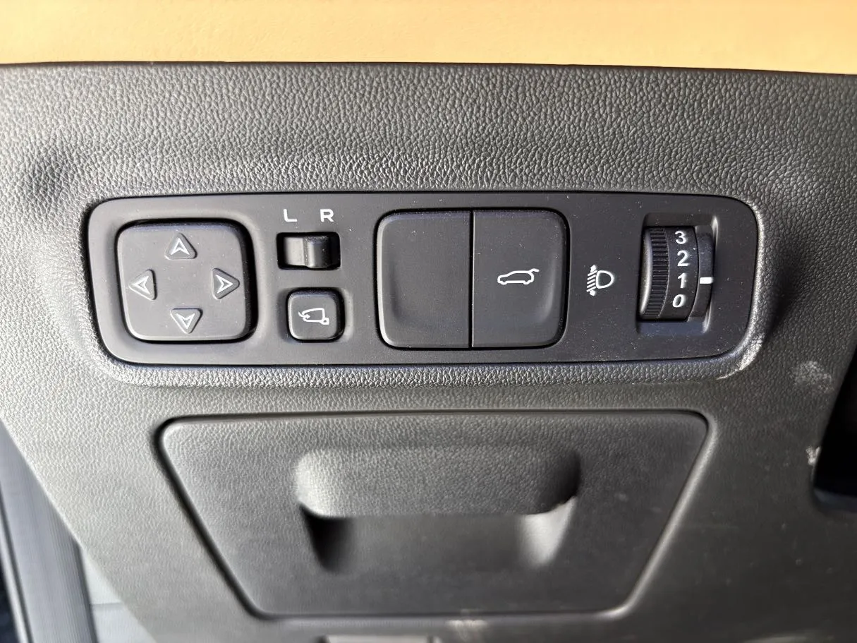 Car image 25