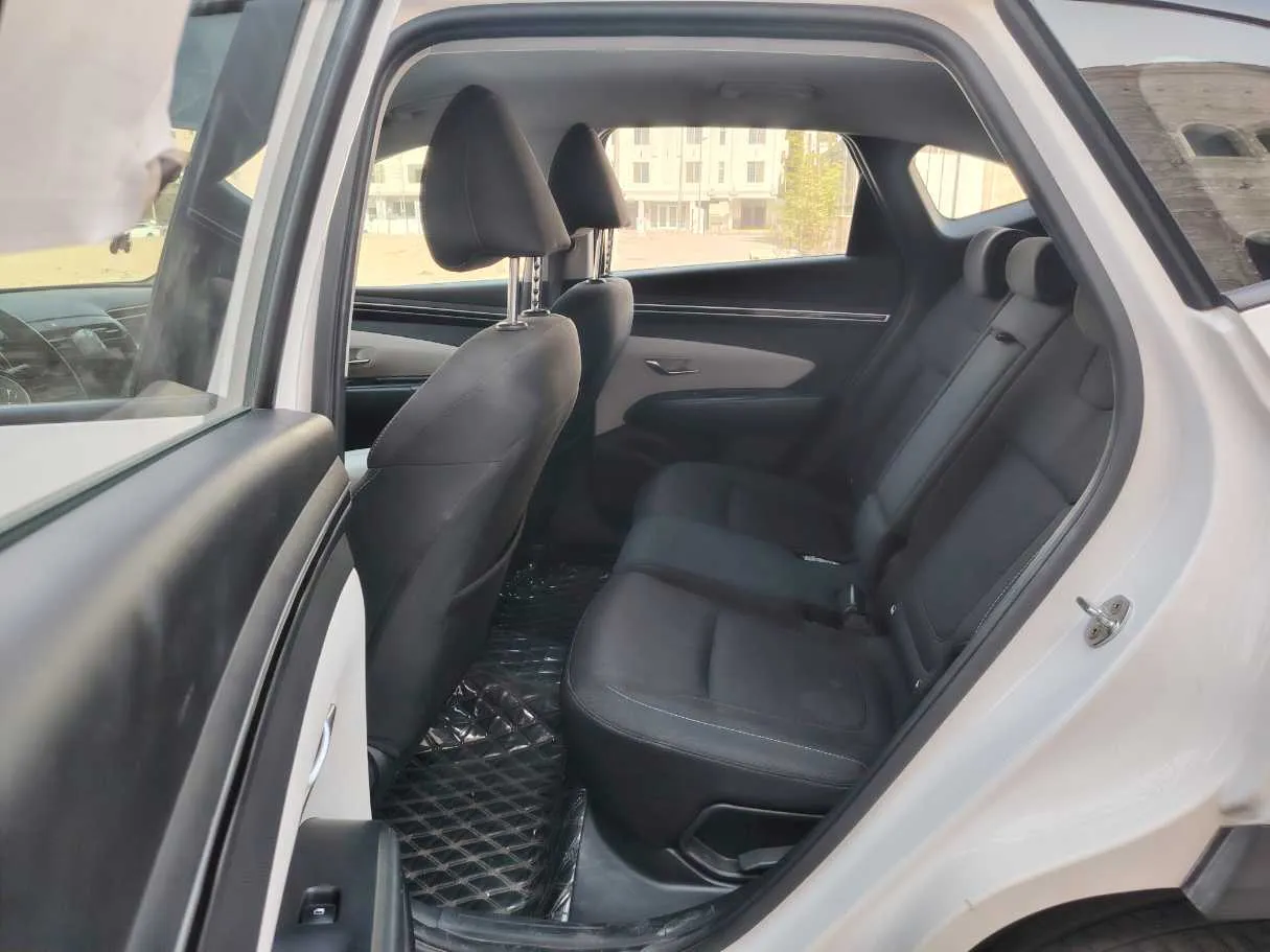 Car image 17