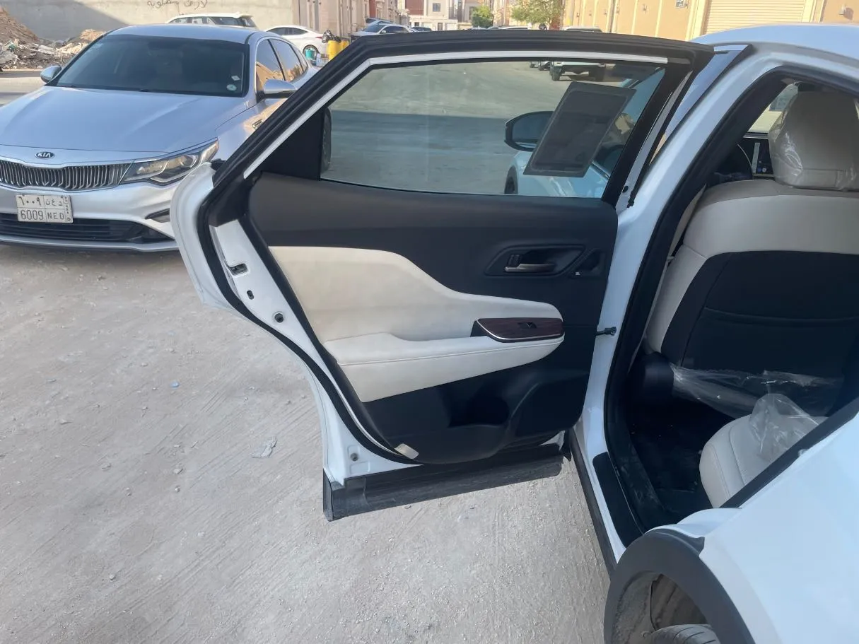 Car image 12