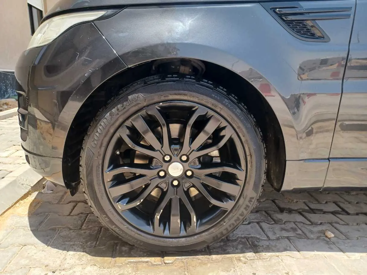Car image 9