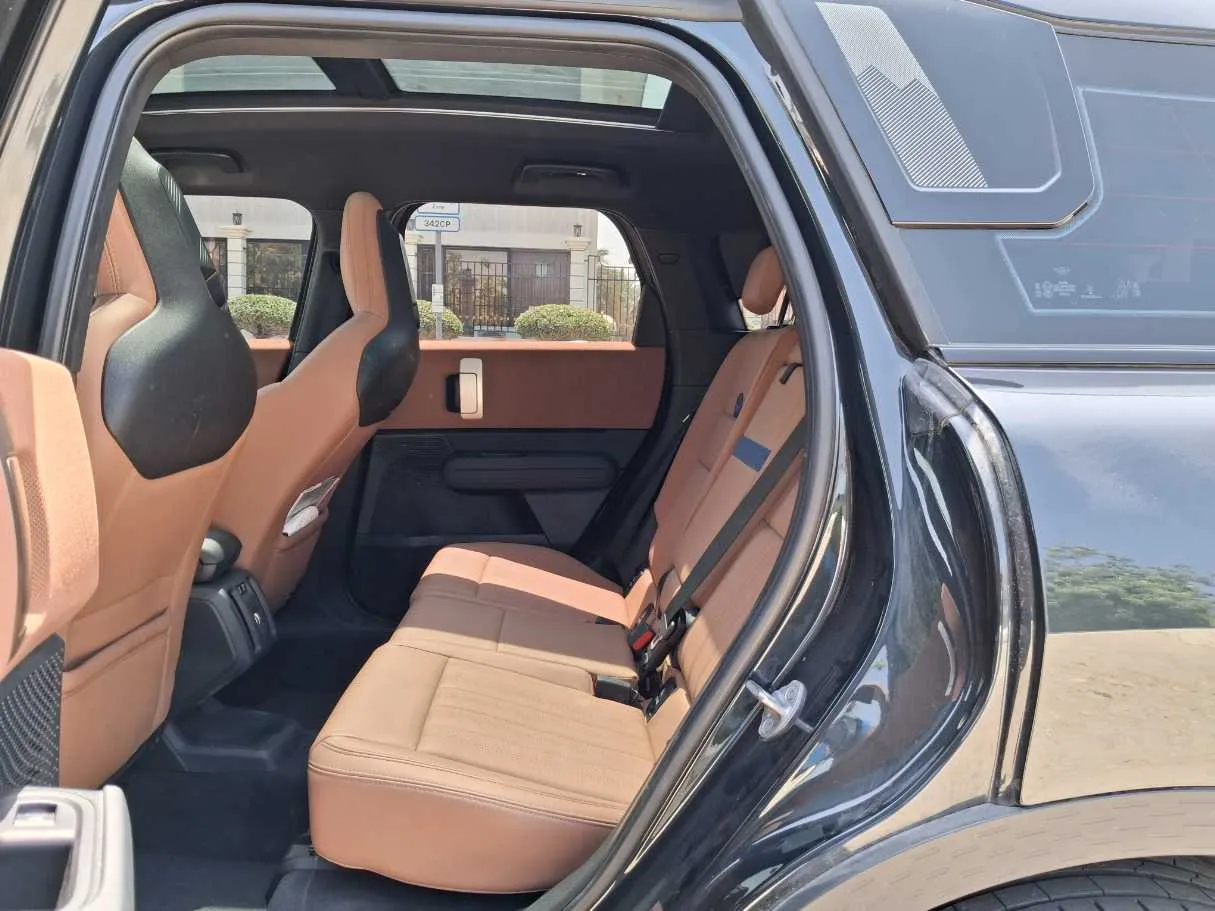 Car image 13