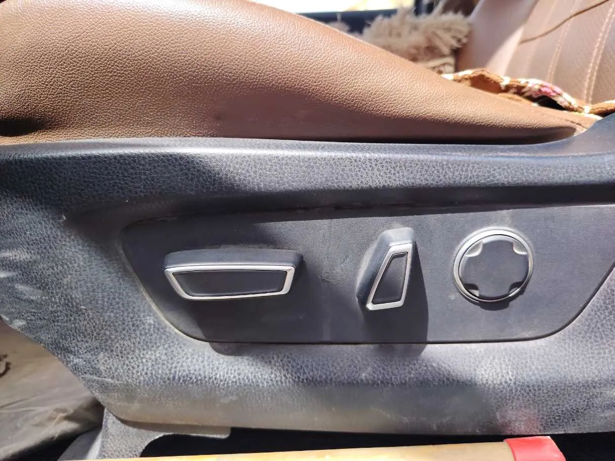 Car image 27